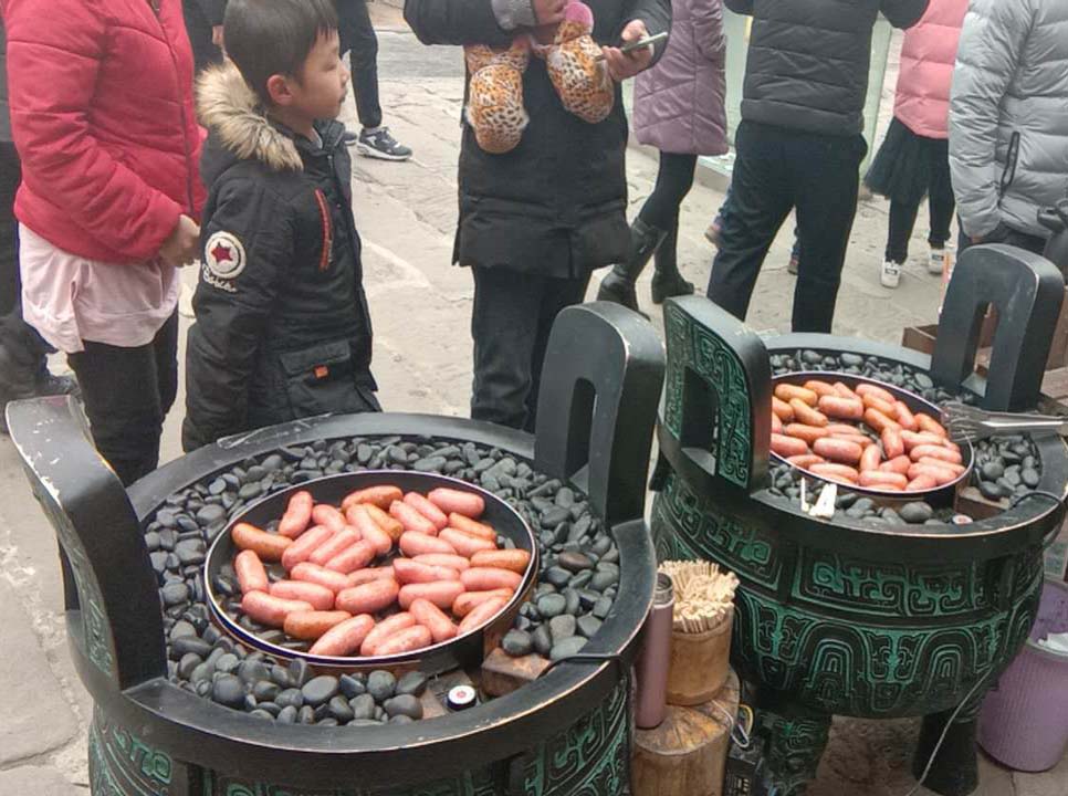 漢伯尅石鍋(guo)烤腸(chang)貴陽廟會倍受歡迎