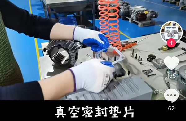 在這裏，1分(fen)鐘(zhong)內(nei)，爲(wei)妳展(zhan)示一檯(tai)真(zhen)空泵(beng)完整的組裝(zhuang)過(guo)程